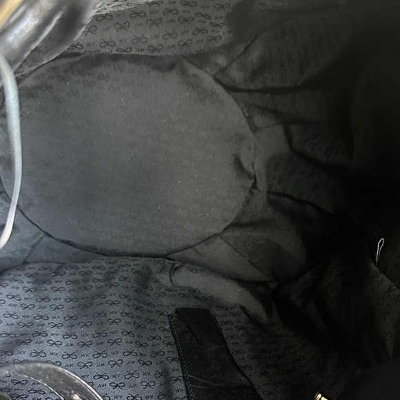 Anva Hindmarch Elegant Black Leather Shoulder Bag with Chain Accents - Picture 6 of 11